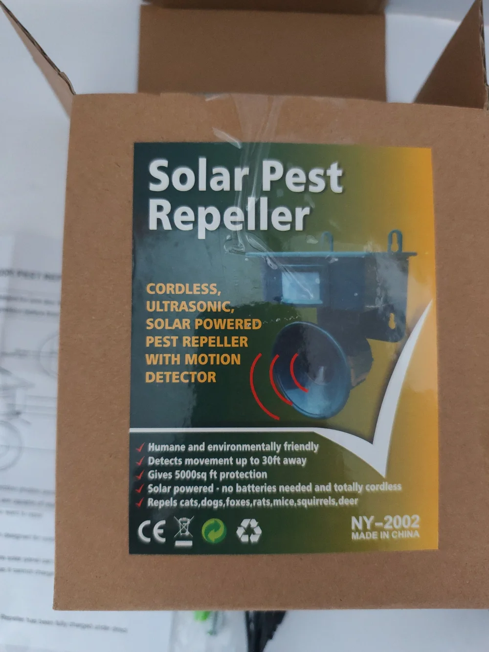 Solar-Powered Green Bird Repeller with Visual Deterrent
